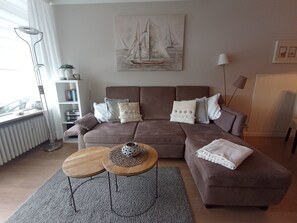 Een televisie, een tafeltennistafel en een stereo