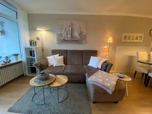 Fernseher, Tischtennisplatte, Stereoanlage