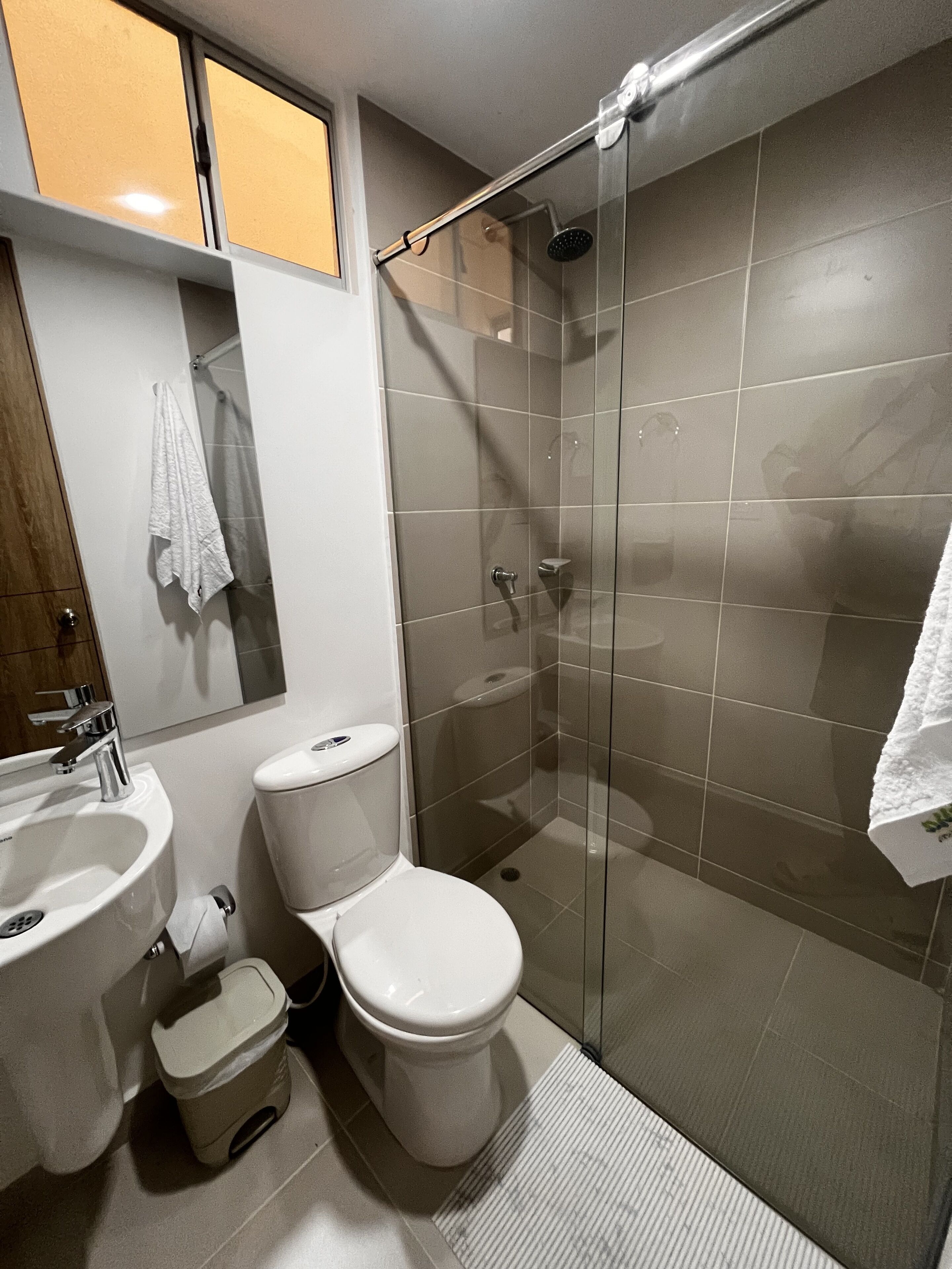 Regadera, toallas, jabón, papel de baño 