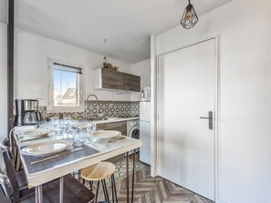 Fridge, microwave, oven, dishwasher - Appartement Caima - Welkeys (Cabourg)
