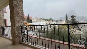 Vista frontal de la propiedad