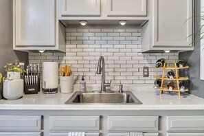 Fridge, microwave, oven, stovetop - Walk to Arsenal Park! Cozy & Comfy Studio up to 4Pax (Pittsburgh)