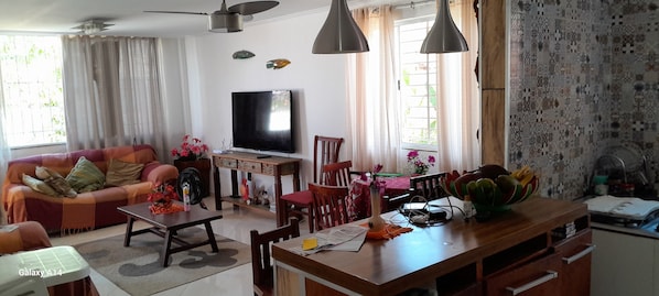 Smart TV - Casa Boa, 3 Quartos Sendo Duas Suites, 100 Metros da Praia do Barbudo. Araruama (Araruama.)