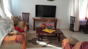 Smart TV - Casa Boa, 3 Quartos Sendo Duas Suites, 100 Metros da Praia do Barbudo. Araruama (Araruama.)