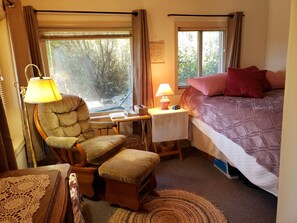 2 bedrooms, iron/ironing board, WiFi, bed sheets - Cozy daylight basement apartment in country setting, plus bunkhouse with deck. (Blodgett)