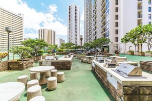 Outdoor dining - Condo w/ ocean view & private lanai (Honolulu)