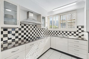 Kjøleskap, mikrobølgeovn, ovn og kokeplater