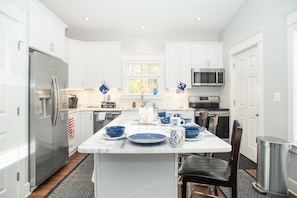 Fridge, microwave, oven, stovetop - Bay Ridge house by Quiet Waters Park, Thomas Point Park  (Annapolis)