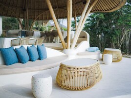 2 间餐厅，供应早餐、午餐和晚餐，无国界融合菜