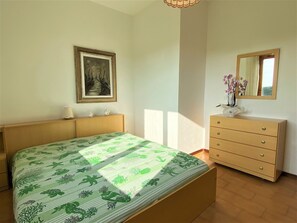 2 bedrooms, travel crib