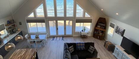 TV connectée, baby-foot, livres