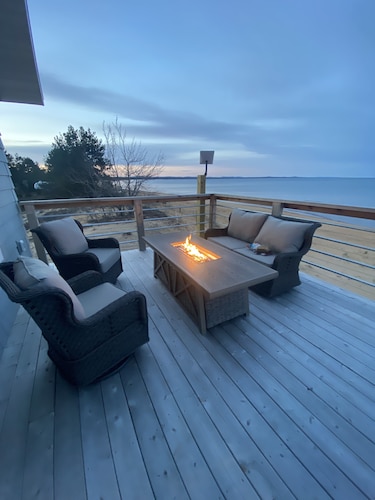 Stunning 4 Season New Beach House - Big Traverse Bay on Lake Superior! 
