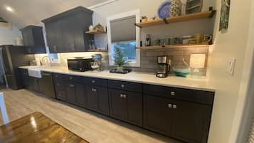 Frigorífico, microondas, horno y placa de cocina