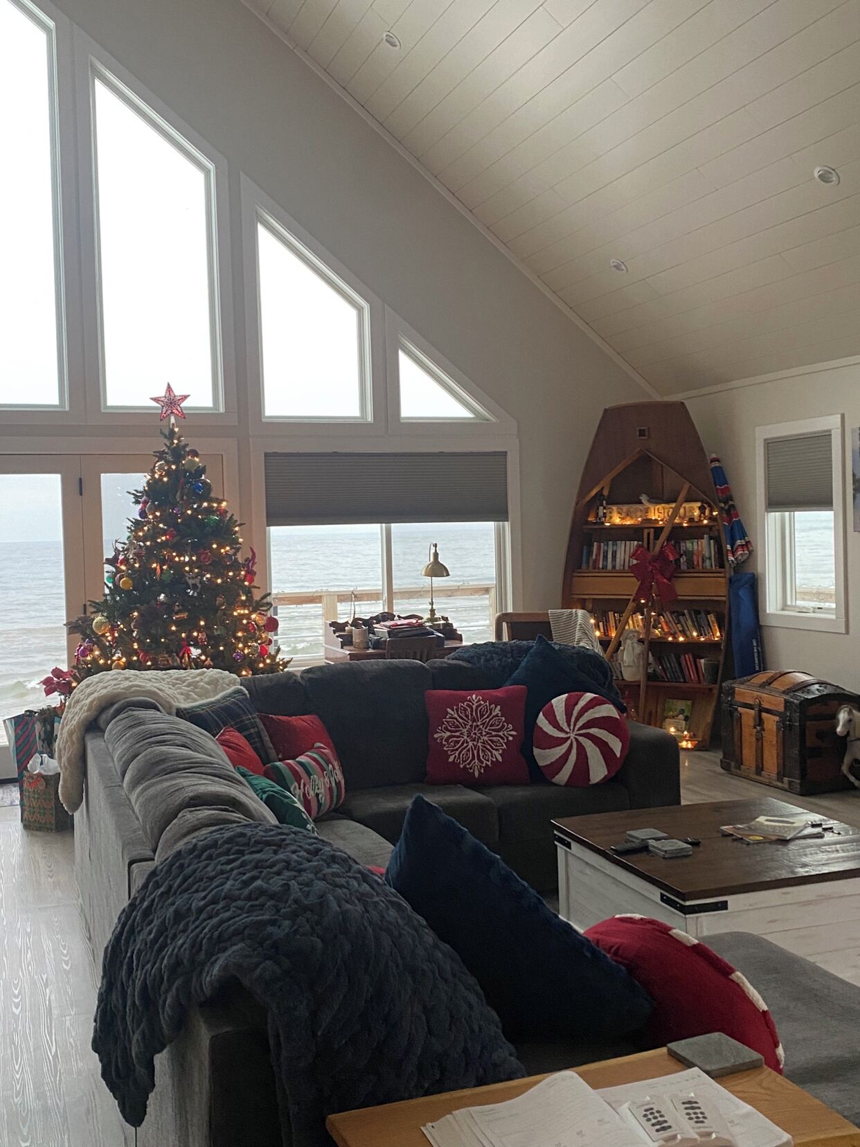 TV connectée, baby-foot, livres