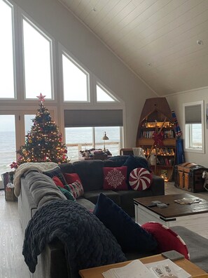 Smart-TV, Tischfußball, Bücher