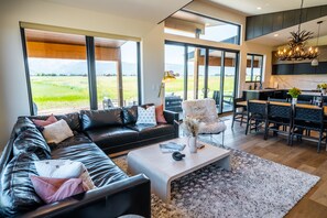 Smart TV, fireplace, table tennis - The Lodge at Canyon Loop, a Modern Mountain Home in the Heart of Teton Valley (Driggs)