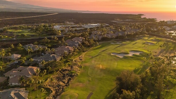 A golf course with a residential area in the background. - 🌴AC | Garden View | 1st floor | Kalanikai #110🌴 (Kailua Kona)