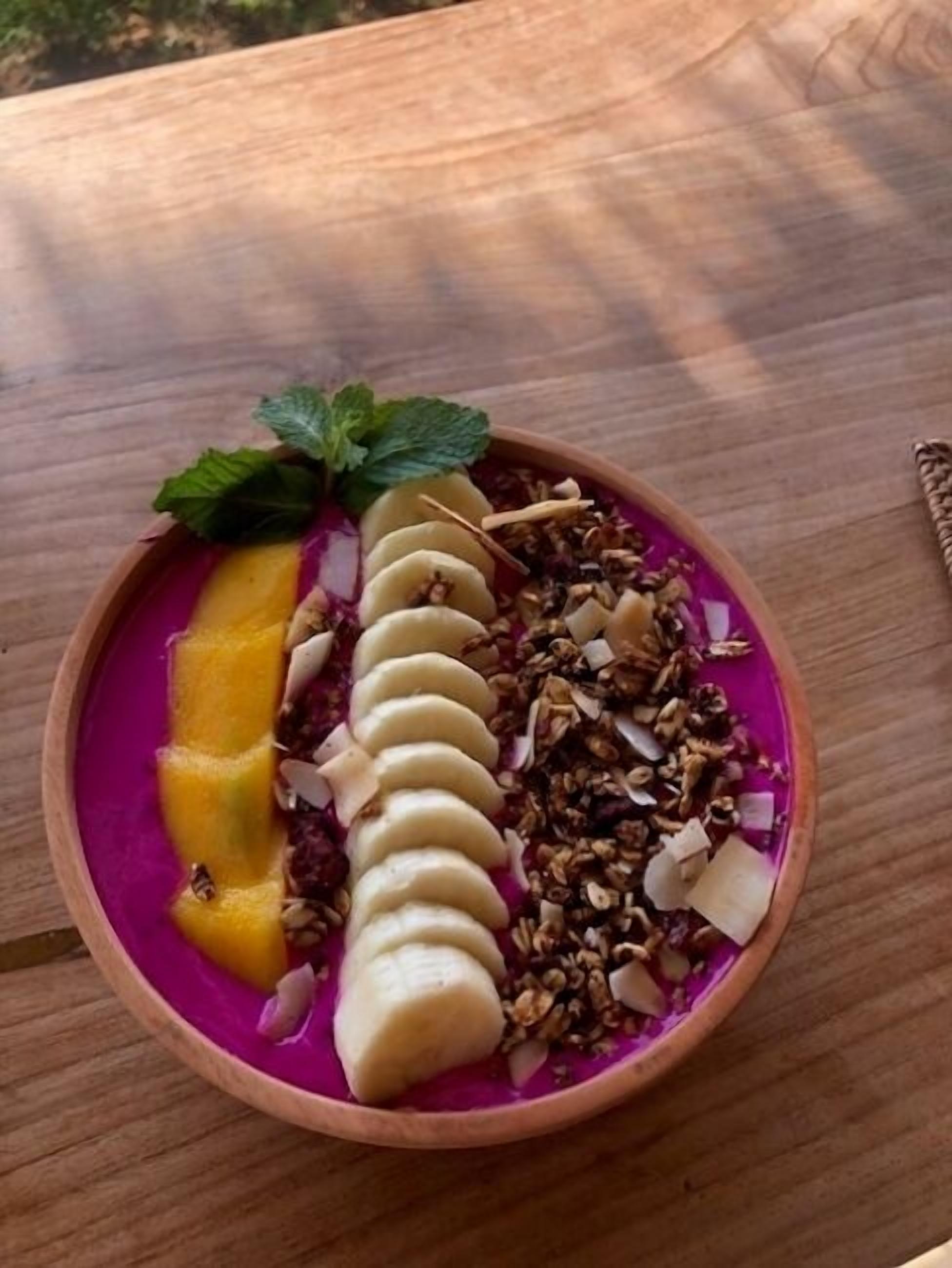Un bol de smoothie con diversos ingredientes.