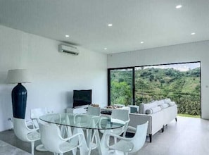Villa de lujo, 3 habitaciones, vista al mar | Área de sala de estar | Smart TV de 33 cm con canales digitales y impresora