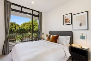 1 chambre, bureau, fer et planche à repasser, lit parapluie