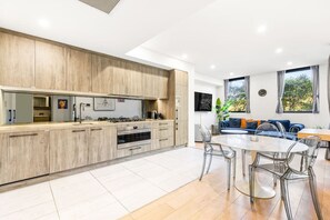 Réfrigérateur, four, plaque de cuisson, lave-vaisselle