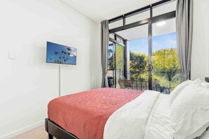 1 habitación, escritorio, tabla de planchar con plancha y cuna de viaje 