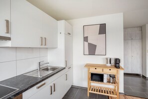 Kylskåp, mikrovågsugn, ugn och spishäll