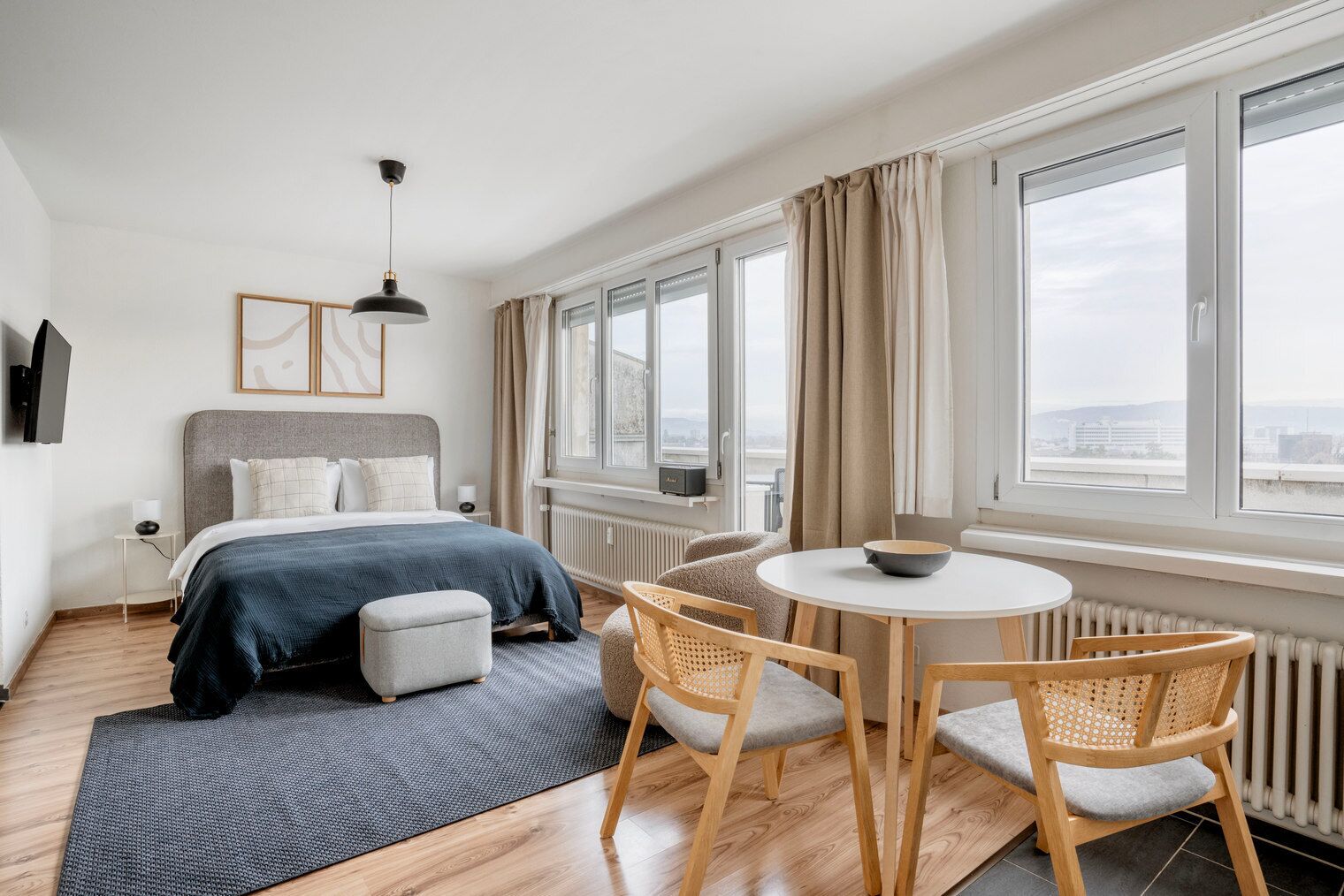 Iron/ironing board, WiFi, bed sheets