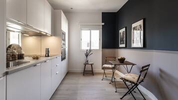 Een koelkast, een magnetron, een oven, een kookplaat