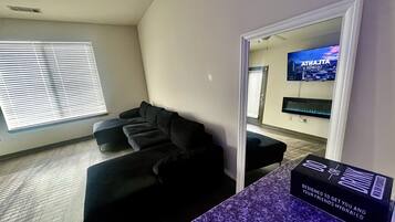 Een smart-tv en een open haard