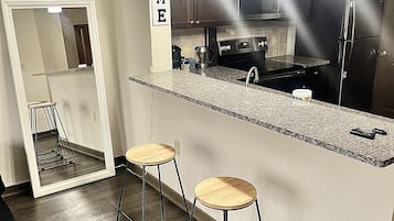 Een koelkast, een magnetron, een oven, een kookplaat