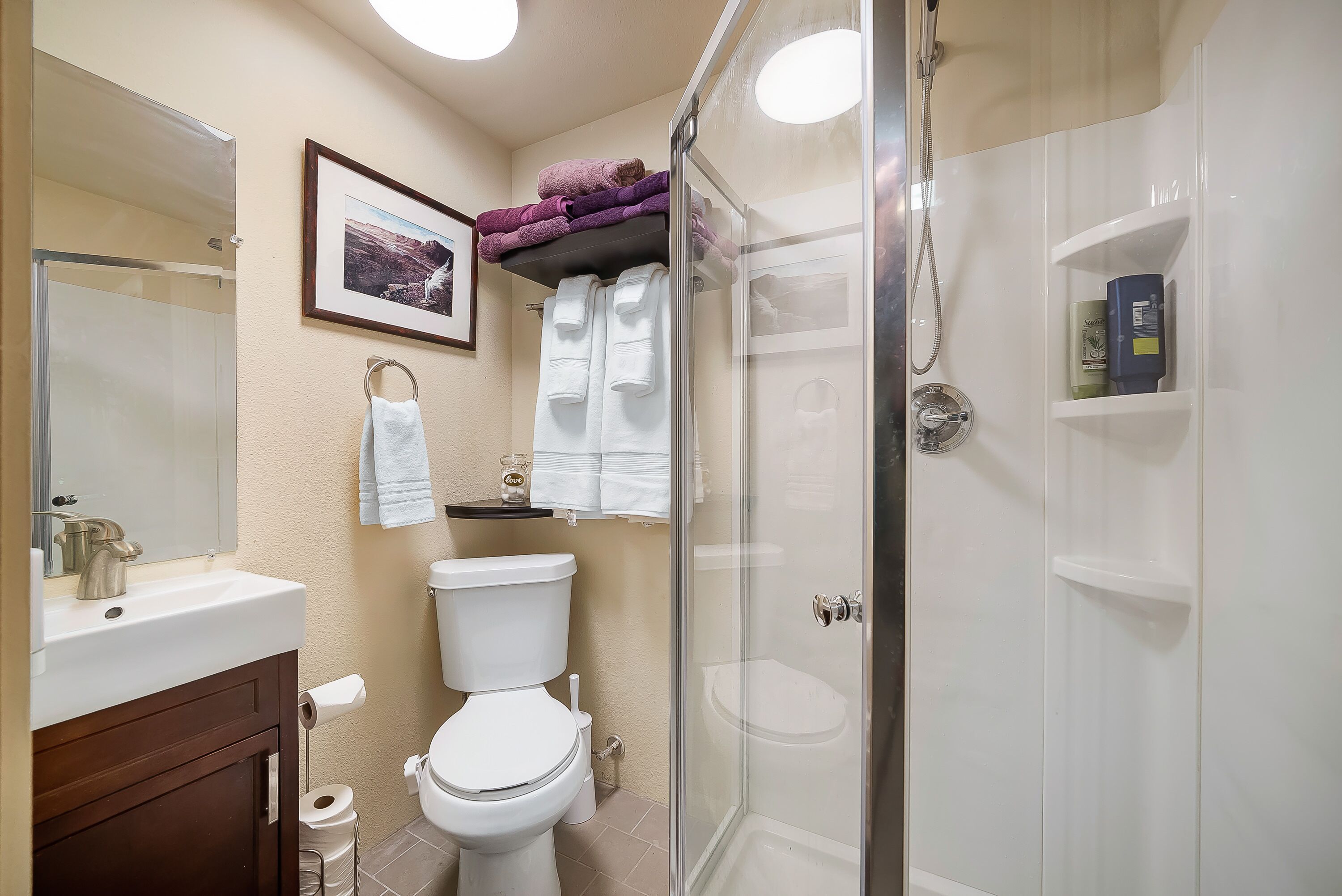 Douche, sèche-cheveux, serviettes fournies, savon