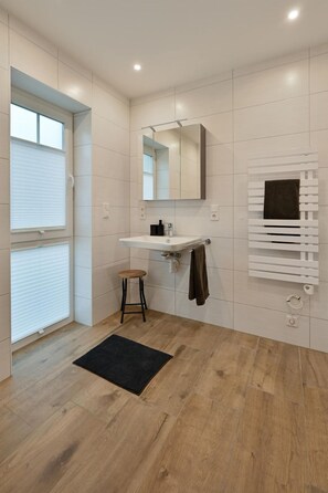 Unclassified image, 4 of 28, button