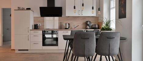 Fridge, oven, stovetop, dishwasher