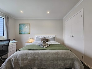 2 bedrooms, desk, iron/ironing board, free WiFi - ✨Gazeley Gem | Your Hamilton Hideaway Relax, Explore, Indulge (Hamilton)