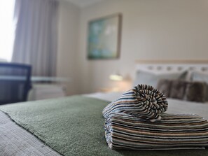 2 bedrooms, desk, iron/ironing board, free WiFi - ✨Gazeley Gem | Your Hamilton Hideaway Relax, Explore, Indulge (Hamilton)