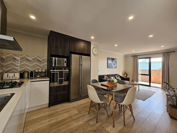 Fridge, microwave, oven, stovetop - ✨Gazeley Gem | Your Hamilton Hideaway Relax, Explore, Indulge (Hamilton)