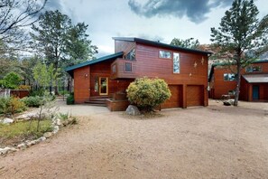 Exterior - Serene yoga retreat with private heated pool! Just minutes from hiking! (Sedona)