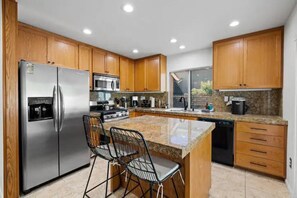 冷蔵庫、コーヒー / ティーメーカー、調理器具と食器、ペーパータオル