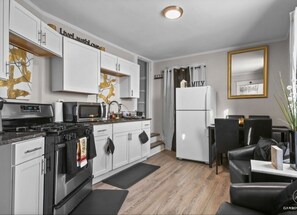 Een koelkast, een magnetron, een oven, een kookplaat