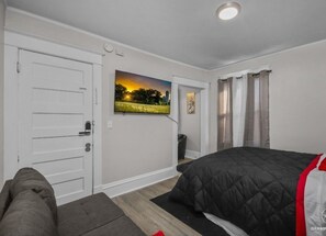 1 slaapkamer, een strijkplank/strijkijzer, wifi, beddengoed