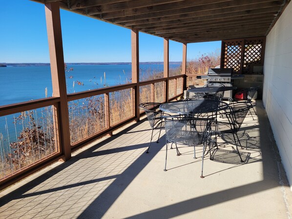 Outdoor dining - The Barge Inn has amazing views of beautiful Kentucky Lake. (Dover)
