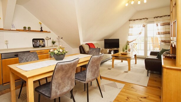 Ein gemütliches Loft-Apartment mit Essbereich, Küche und Wohnbereich.