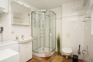 Unclassified image, 2 of 23, button - Viel Natur und Idyllische Umgebung - Ferienhaus Honigtopf Häuschen Kormorannnest - Ferienhaus (Sagard)