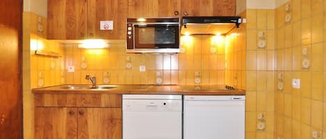 Kühlschrank, Mikrowelle, Ofen, Geschirrspüler