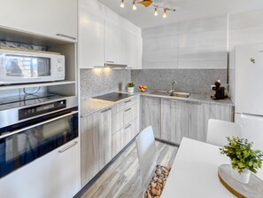 Réfrigérateur, micro-ondes, four, grille-pain