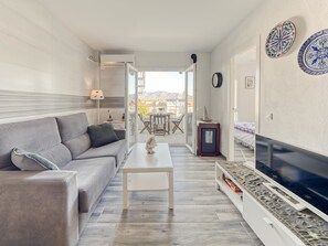 TV - Onada I by Interhome (Empuriabrava)