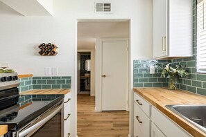 Kjøleskap, oppvaskmaskin, kaffetrakter/tekoker og kjøkkenutstyr