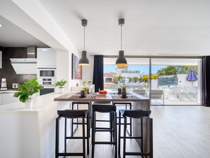 Kjøleskap, mikrobølgeovn, ovn og oppvaskmaskin