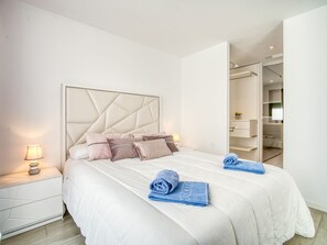 4 Schlafzimmer, Schreibtisch, Bügeleisen/Bügelbrett, WLAN